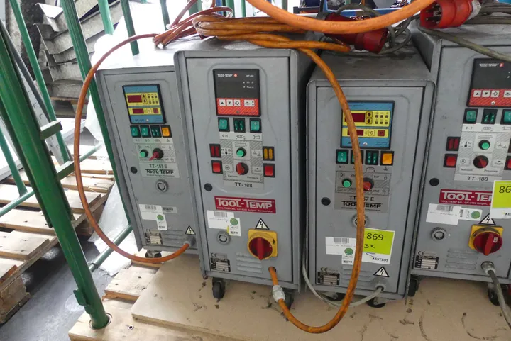 3x ToolTemp Temperiergeräte, divers Typ: 2x TT-157-E / 1x TT-188